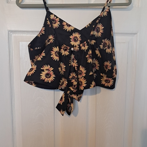 💰Sunflower Print Black Crop Top - Picture 3 of 7